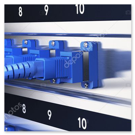 Glasfaserkabel und moderne Netztechnik als Kontrast zu historischen Exponaten