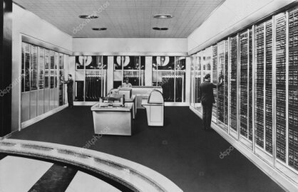Historische Computer und Monitore in einer Museumspräsentation
