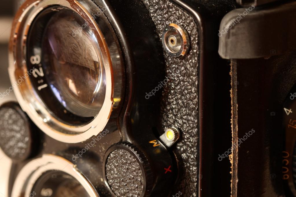 Mehrere analoge Kleinbildkameras aufgereiht in einer Vitrine