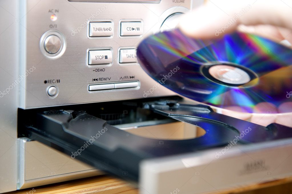 Kompakte HiFi-Turm-Anlage mit mehreren übereinander gestapelten Komponenten
