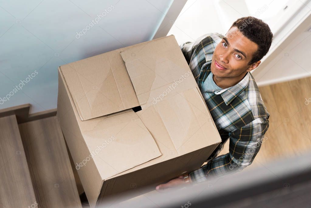 Holz-Plattenkamera und Boxkamera in einer Museumspräsentation