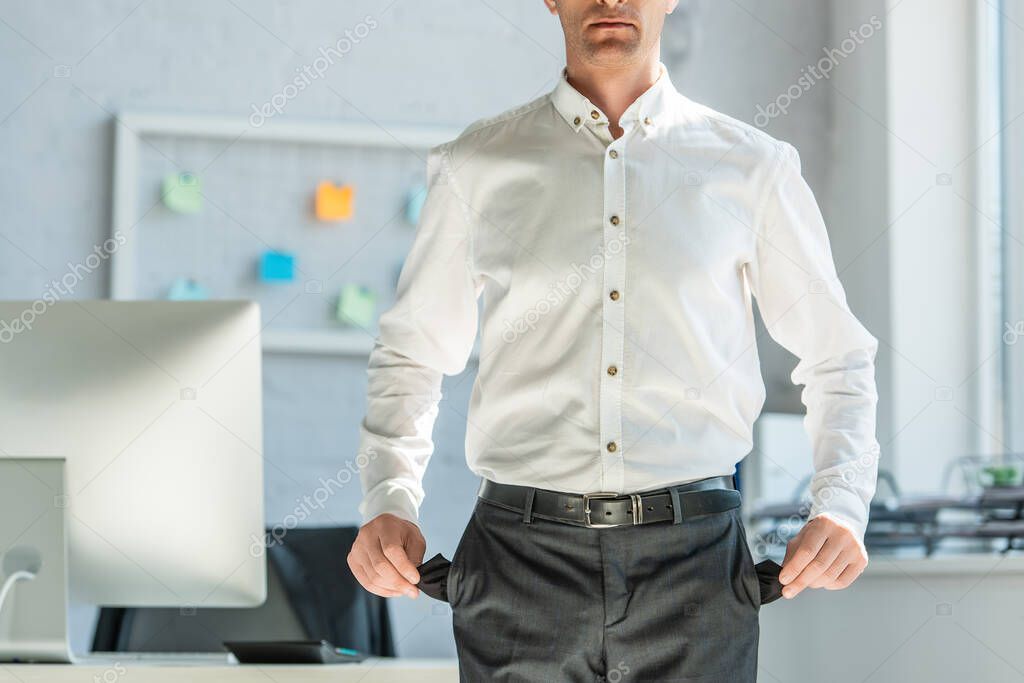 Kleiner Taschenrechner neben Akten und Stift auf einem Schreibtisch