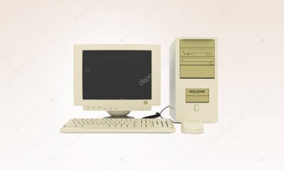 Ein historischer Heimcomputer mit Röhrenmonitor und Tastatur auf einem Tisch