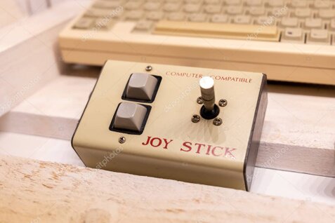 Besucher spielt ein Retro-Computerspiel an einem Heimcomputer mit Joystick