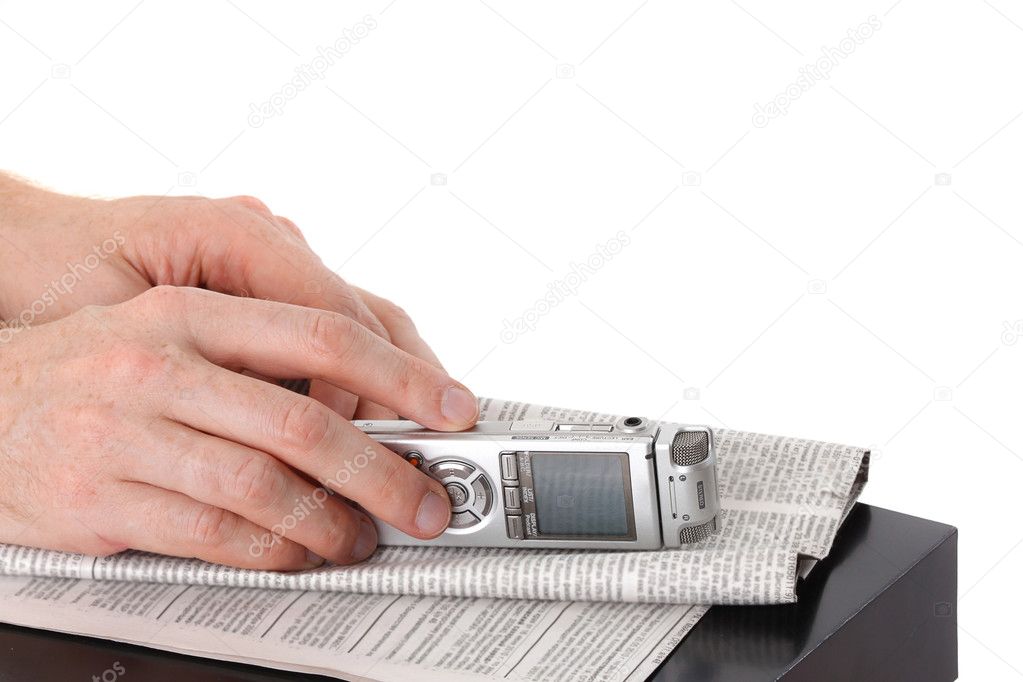 Diktiergerät mit Mikrofon auf einem vollgestellten Bürotisch