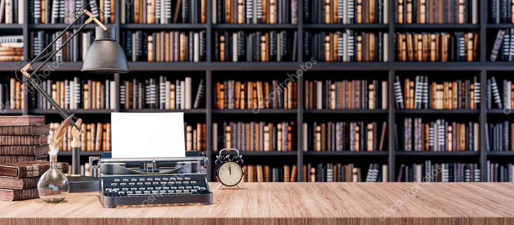 Historischer Schreibtisch mit Schreibmaschine und Aktenstapeln